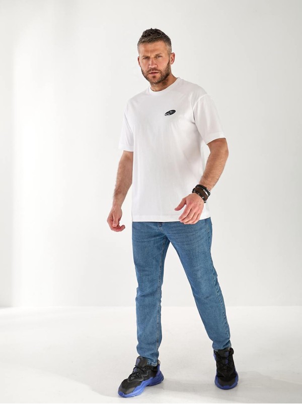 Чоловіча футболка з написом на спині білого кольору 33263