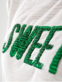 Жіноча футболка з написом з паєток білого кольору 33301