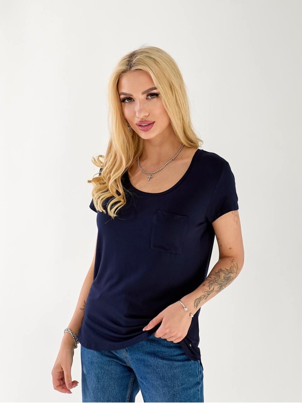 Жіноча футболка з кишенею синього кольору 33311