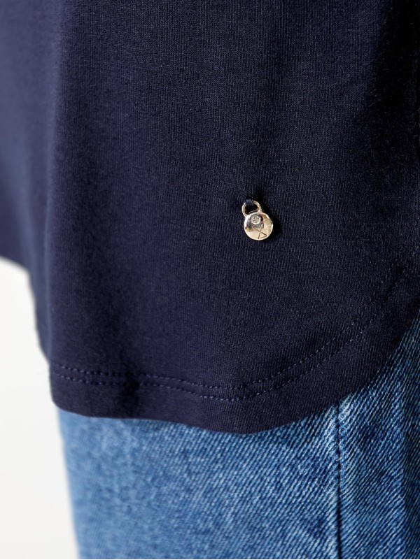 Жіноча футболка з кишенею синього кольору 33311