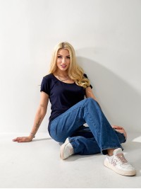 Жіноча футболка з кишенею синього кольору 33311