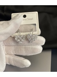 Сережки з камінцями срібного кольору англійський замок магніт 33352