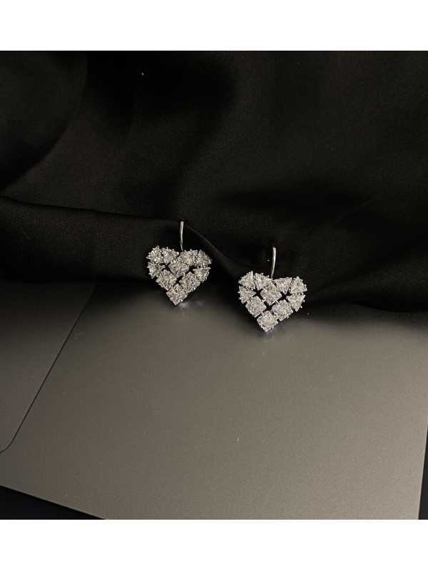 Сережки з камінцями срібного кольору англійський замок магніт 33352