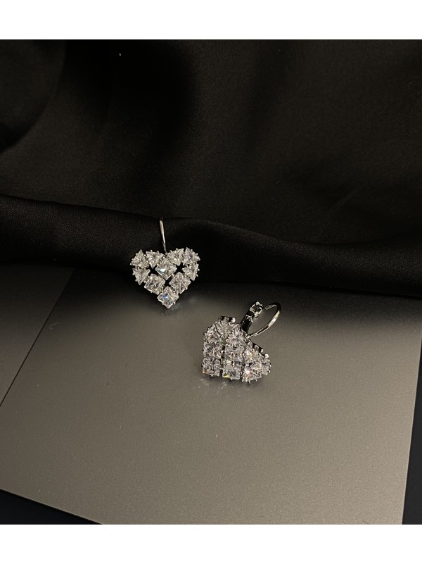 Сережки з камінцями срібного кольору англійський замок магніт 33352