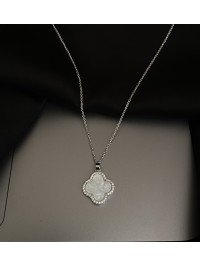 Підвіска біла Конюшина з ланцюжком срібного кольору 33459