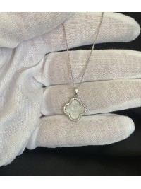 Підвіска біла Конюшина з ланцюжком срібного кольору 33459