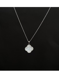 Підвіска біла Конюшина з ланцюжком срібного кольору 33459