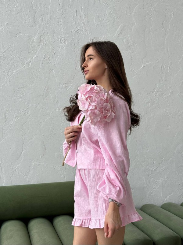 Жіночий льняний костюм з шортами рожевого кольору 33473