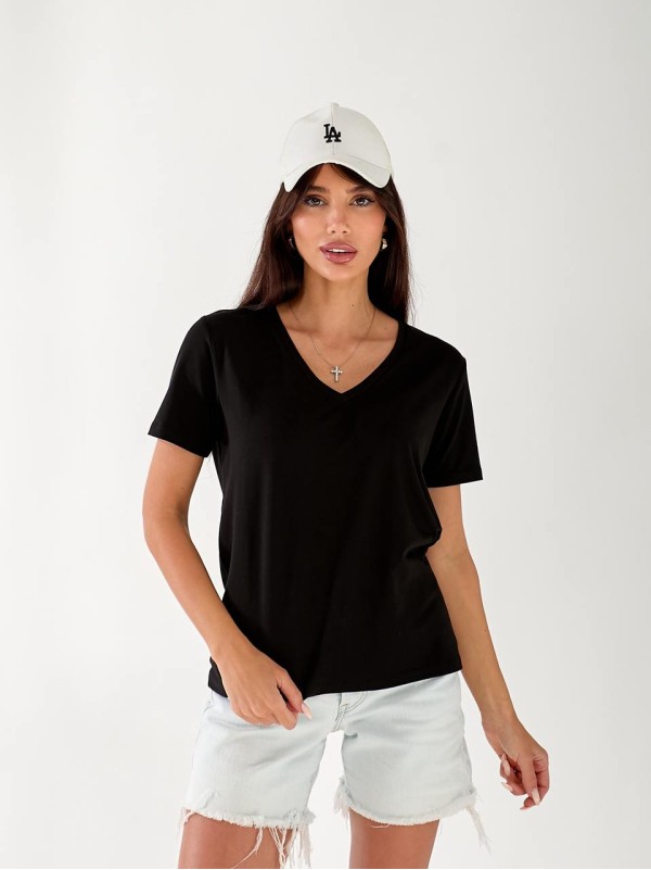 Жіноча футболка з вирізом чорного кольору 33485