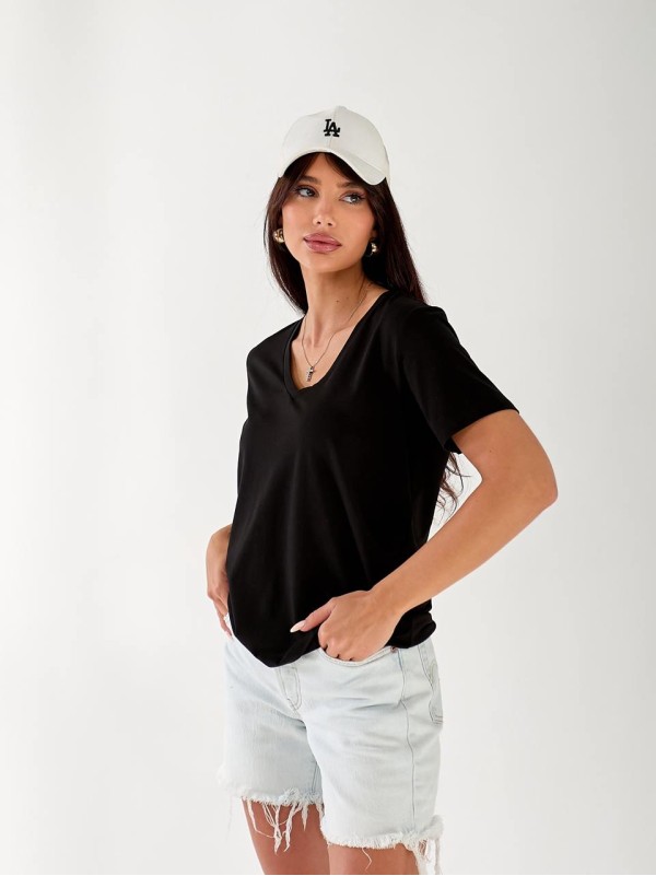 Жіноча футболка з вирізом чорного кольору 33485