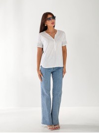 Жіноча бавовняна футболка з камінням на рукавах білого кольору 33506