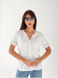 Жіноча бавовняна футболка з камінням на рукавах білого кольору 33506