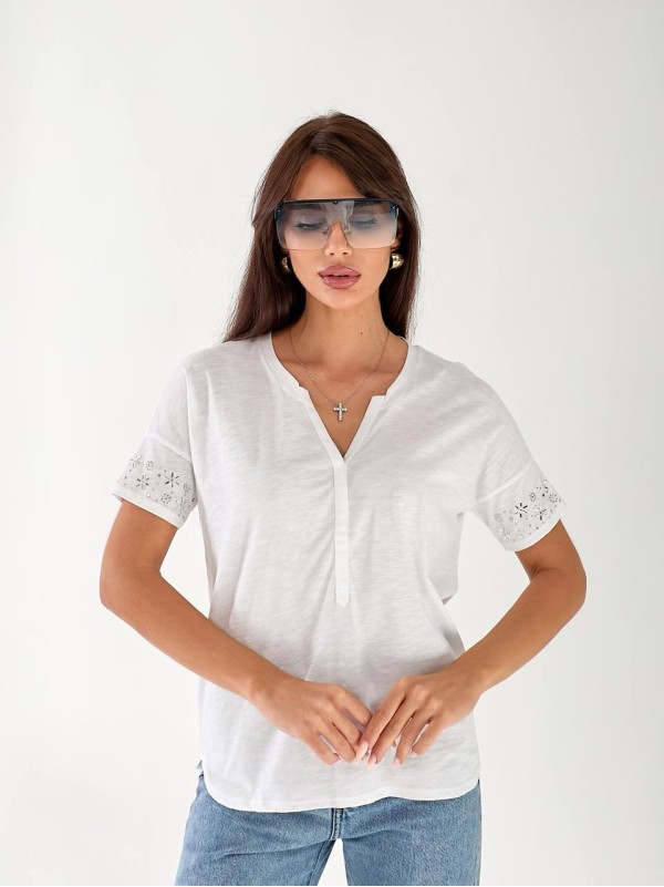 Жіноча бавовняна футболка з камінням на рукавах білого кольору 33506