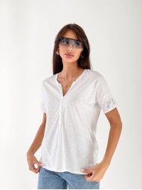 Жіноча бавовняна футболка з камінням на рукавах білого кольору 33506