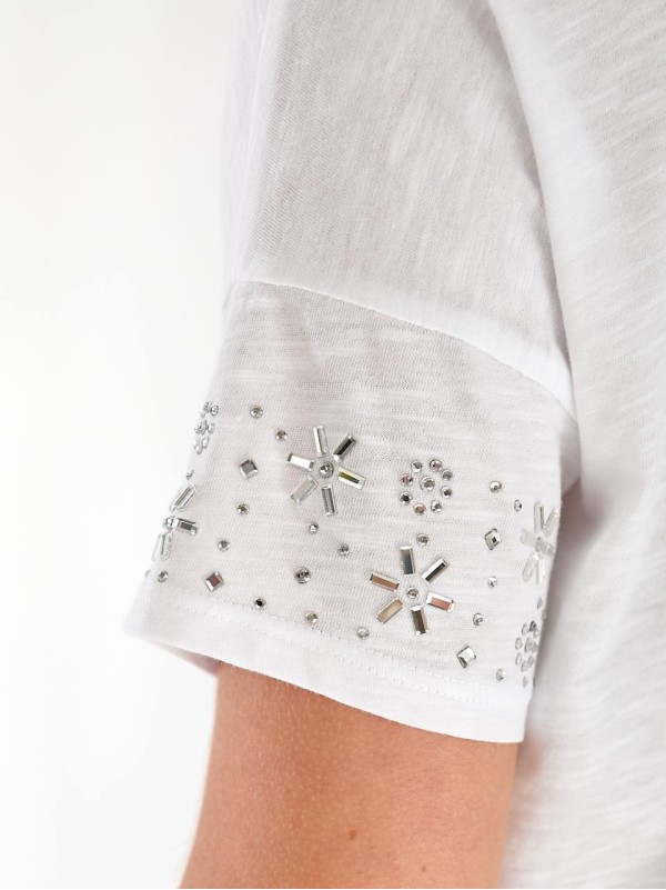 Жіноча бавовняна футболка з камінням на рукавах білого кольору 33506