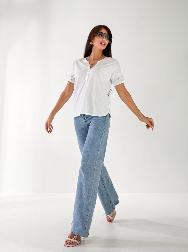 Жіноча бавовняна футболка з камінням на рукавах білого кольору 33506