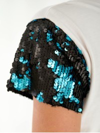 Жіноча бавовняна футболка з паєтками на рукавах білого кольору 33507