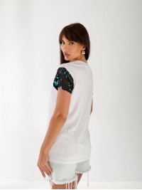 Жіноча бавовняна футболка з паєтками на рукавах білого кольору 33507