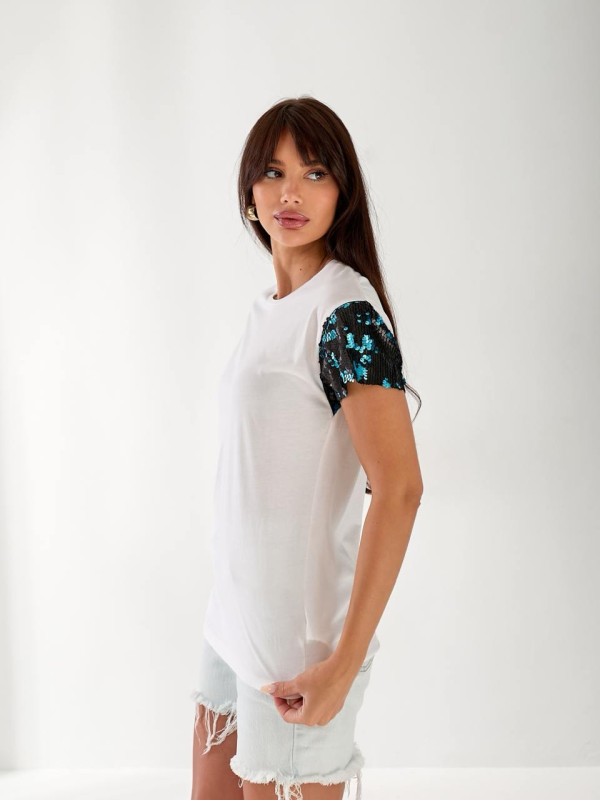 Жіноча бавовняна футболка з паєтками на рукавах білого кольору 33507