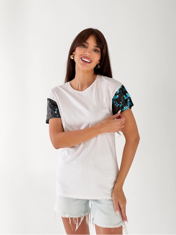 Жіноча бавовняна футболка з паєтками на рукавах білого кольору 33507