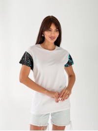 Жіноча бавовняна футболка з паєтками на рукавах білого кольору 33507