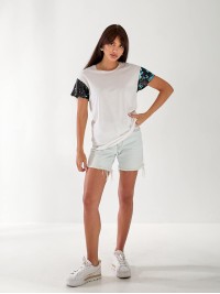 Жіноча бавовняна футболка з паєтками на рукавах білого кольору 33507