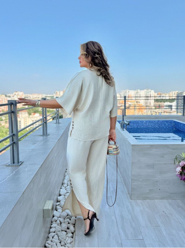 Жіночий прогулянковий костюм бежевого кольору 33570