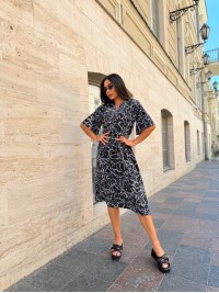 Легка сукня на запах із поясом чорного кольору 33577