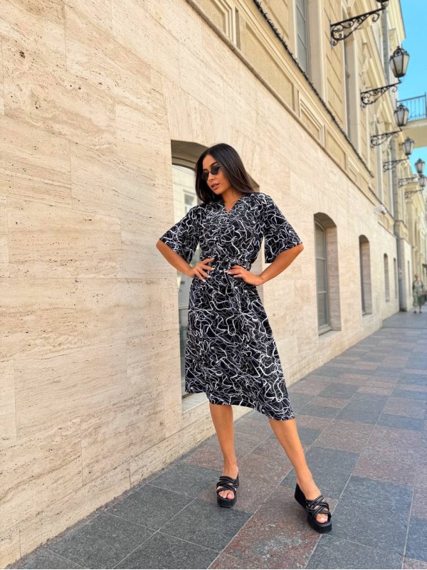 Легка сукня на запах із поясом чорного кольору 33577