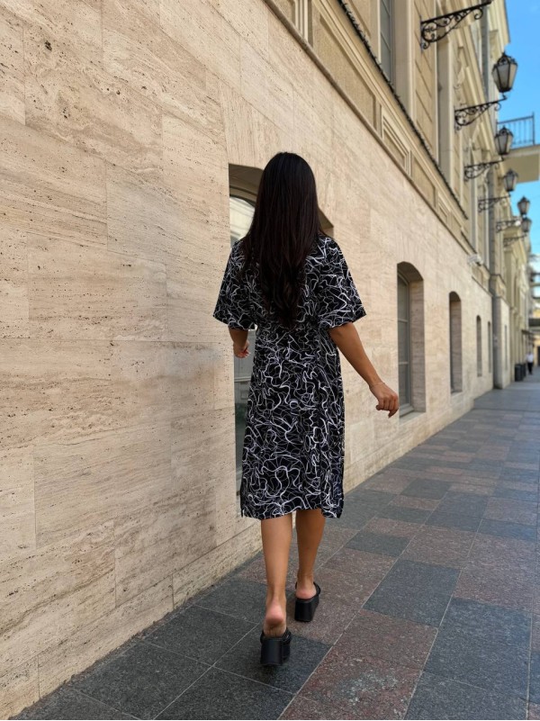 Легка сукня на запах із поясом чорного кольору 33577