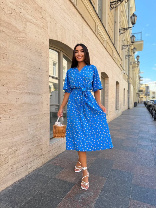 Легка сукня на запах із поясом синього кольору 33578