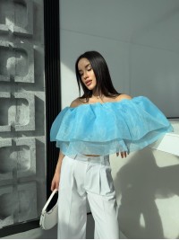 Повітряний жіночий топ із воланами блакитного кольору 33617