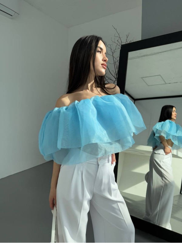 Повітряний жіночий топ із воланами блакитного кольору 33617