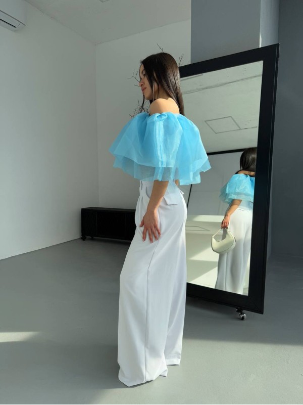 Повітряний жіночий топ із воланами блакитного кольору 33617