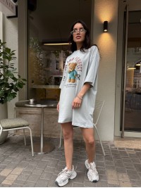 Бавовняна сукня-футболка з малюнком сiрого кольору 33659