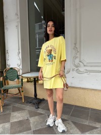 Бавовняна сукня-футболка з малюнком жовтого кольору 33660