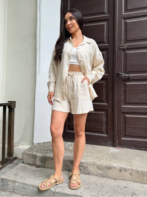 Мусліновий костюм із шортами бежевого кольору 33678