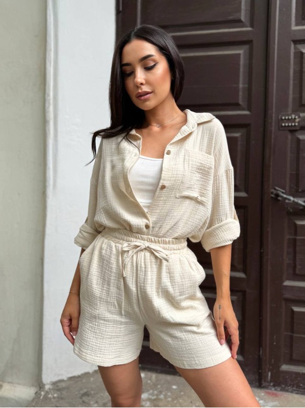 Мусліновий костюм із шортами бежевого кольору 33678