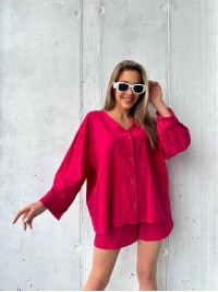 Лляний костюм із шортами малинового кольору 33683