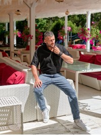 Чоловіча льняна сорочка-футболка чорного кольору 33732