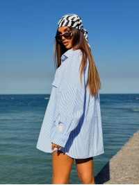 Подовжена льняна жіноча сорочка в смужку блакитного кольору 33734