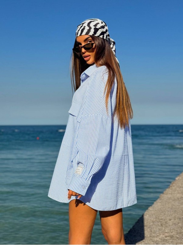 Подовжена льняна жіноча сорочка в смужку блакитного кольору 33734