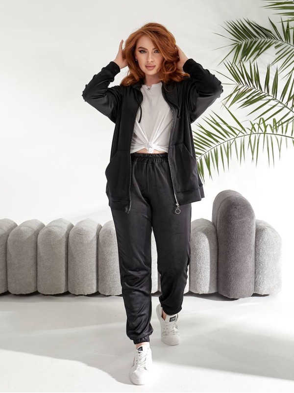 Велюровий жіночий костюм чорного кольору 33737