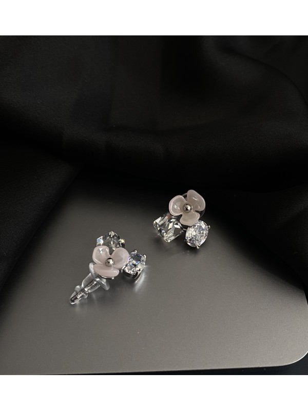 Сережки Квіточка з камінцями застібка - пусет срібного кольору 33744