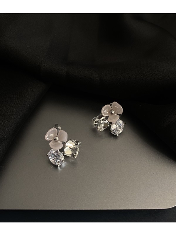 Сережки Квіточка з камінцями застібка - пусет срібного кольору 33744