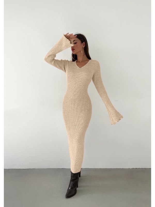 Довга сукня-футляр бежевого кольору 33750