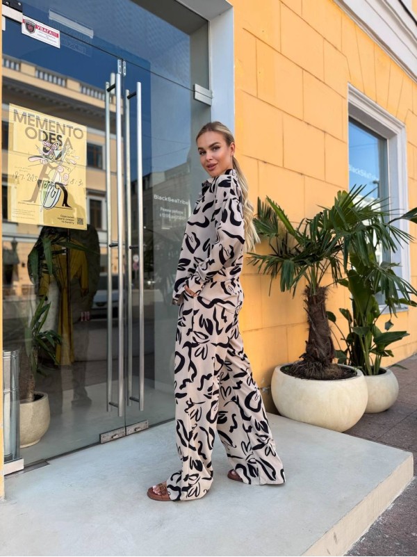 Прогулянковий жіночий костюм бежевого кольору 33764