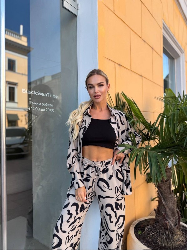 Прогулянковий жіночий костюм бежевого кольору 33764