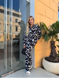 Прогулянковий жіночий костюм чорного кольору 33765