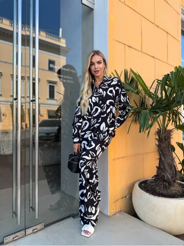 Прогулянковий жіночий костюм чорного кольору 33765